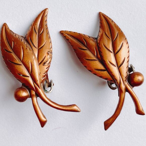 VTG Clip On Earrings Signed Copper Bell 1950s Leaf Figural Mid Century Jewelry - Picture 4 of 10